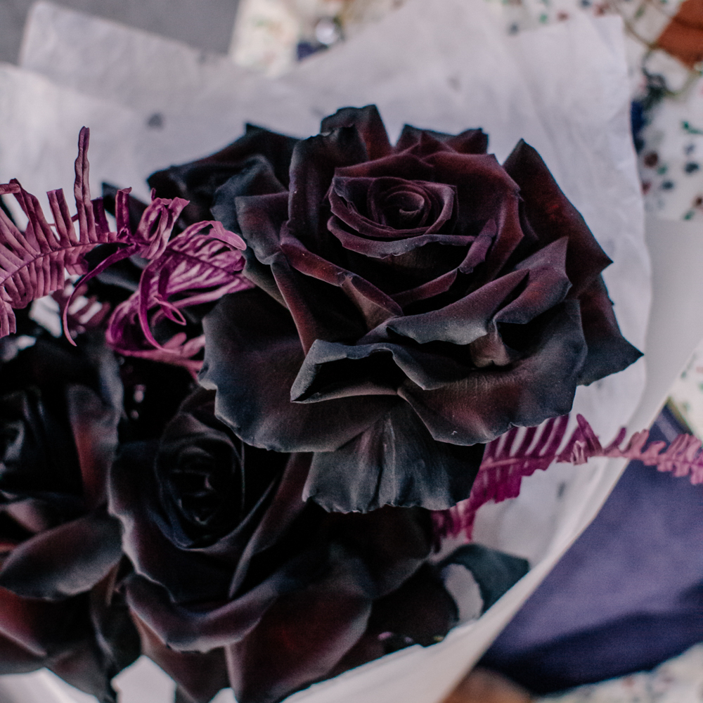 89. Темный букет с черными французскими розами