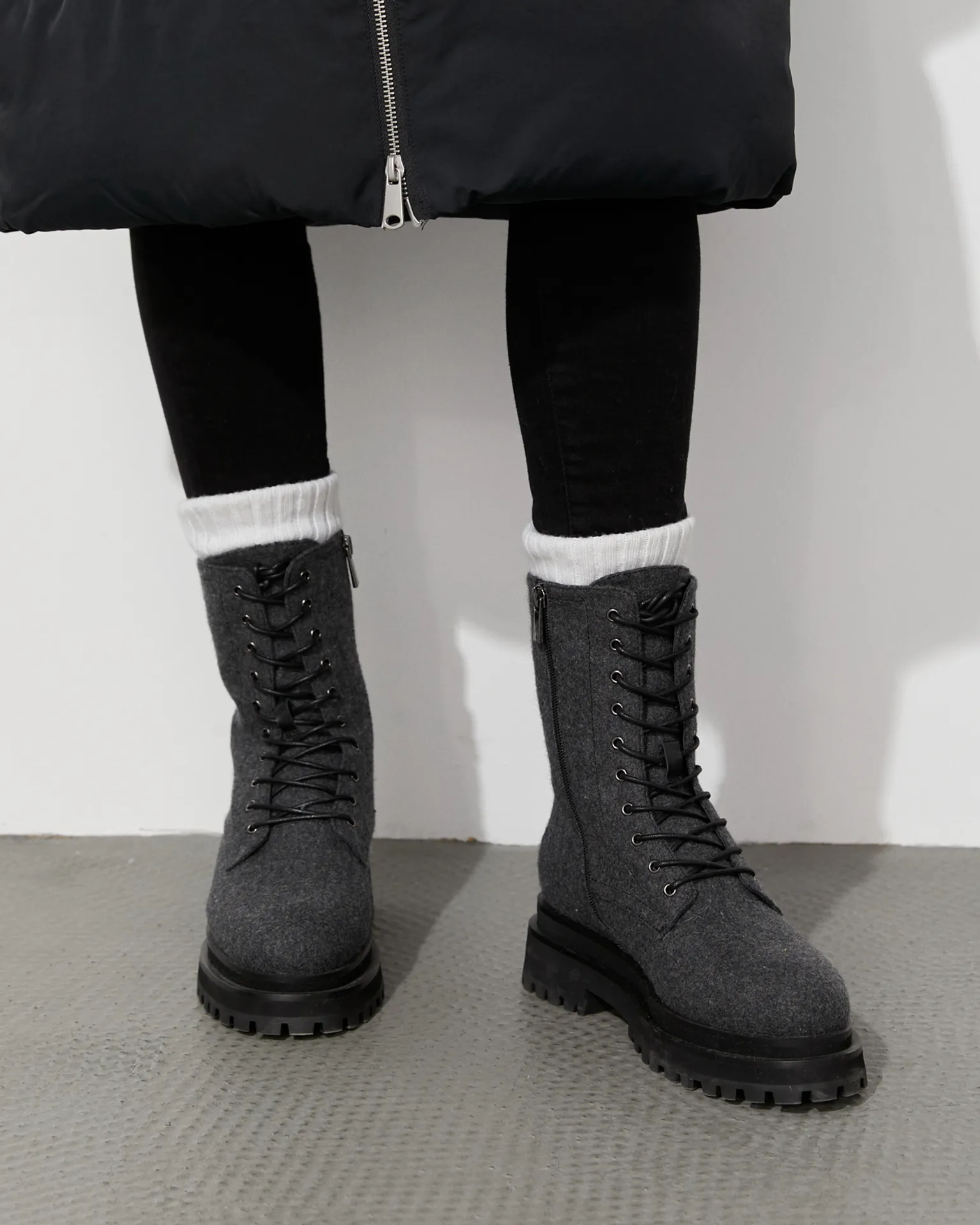 Зимние ботинки на меху серого цвета