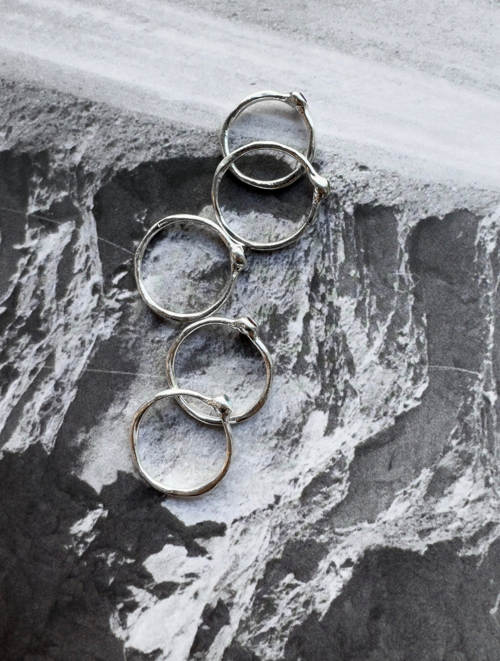 кольцо мятое с камнем