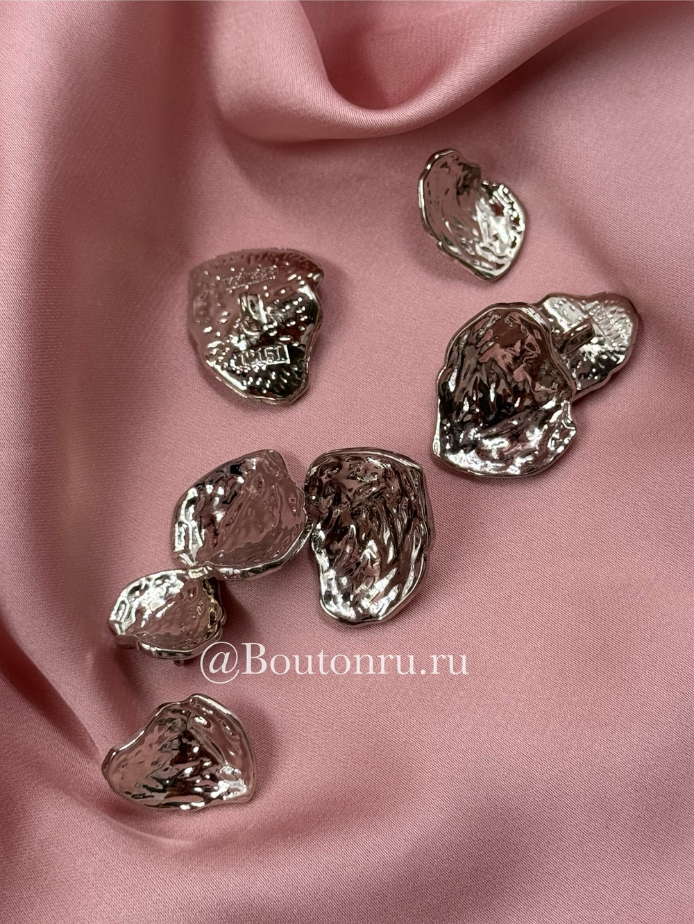 Пуговицы изогнутые неровной формы с жатым эффектом в серебре