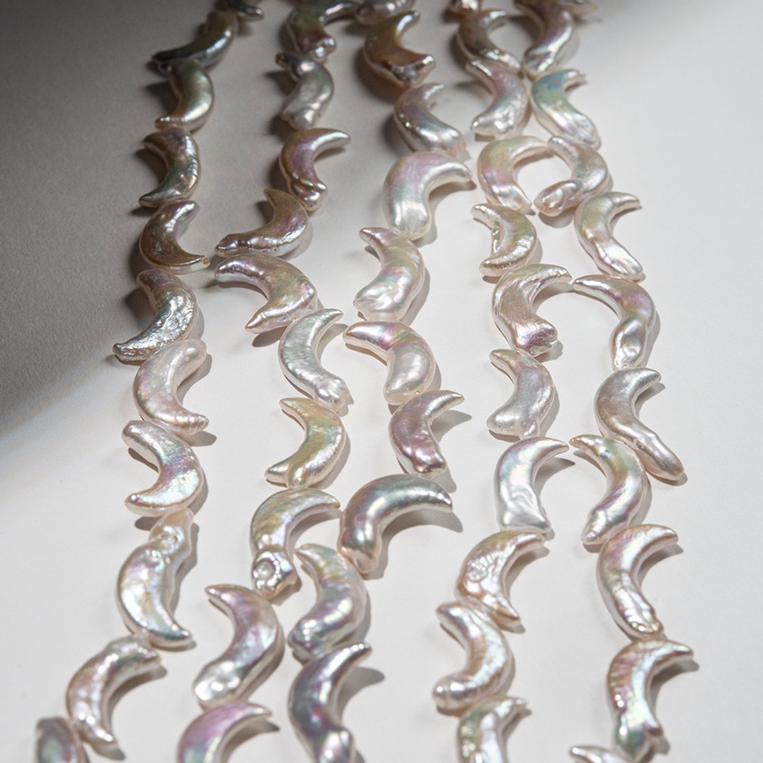 Жемчуг культивированный в форме лунниц, 18-21мм, белый