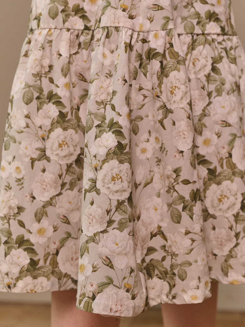 Платье с широкими манжетами