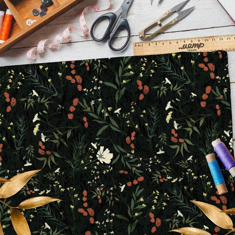 Ткань флис утончённые полевые цветы и трава на чёрном фоне