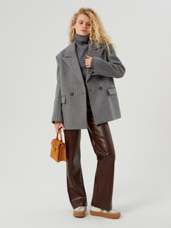 Пальто укороченное с широкой линией плеча серое