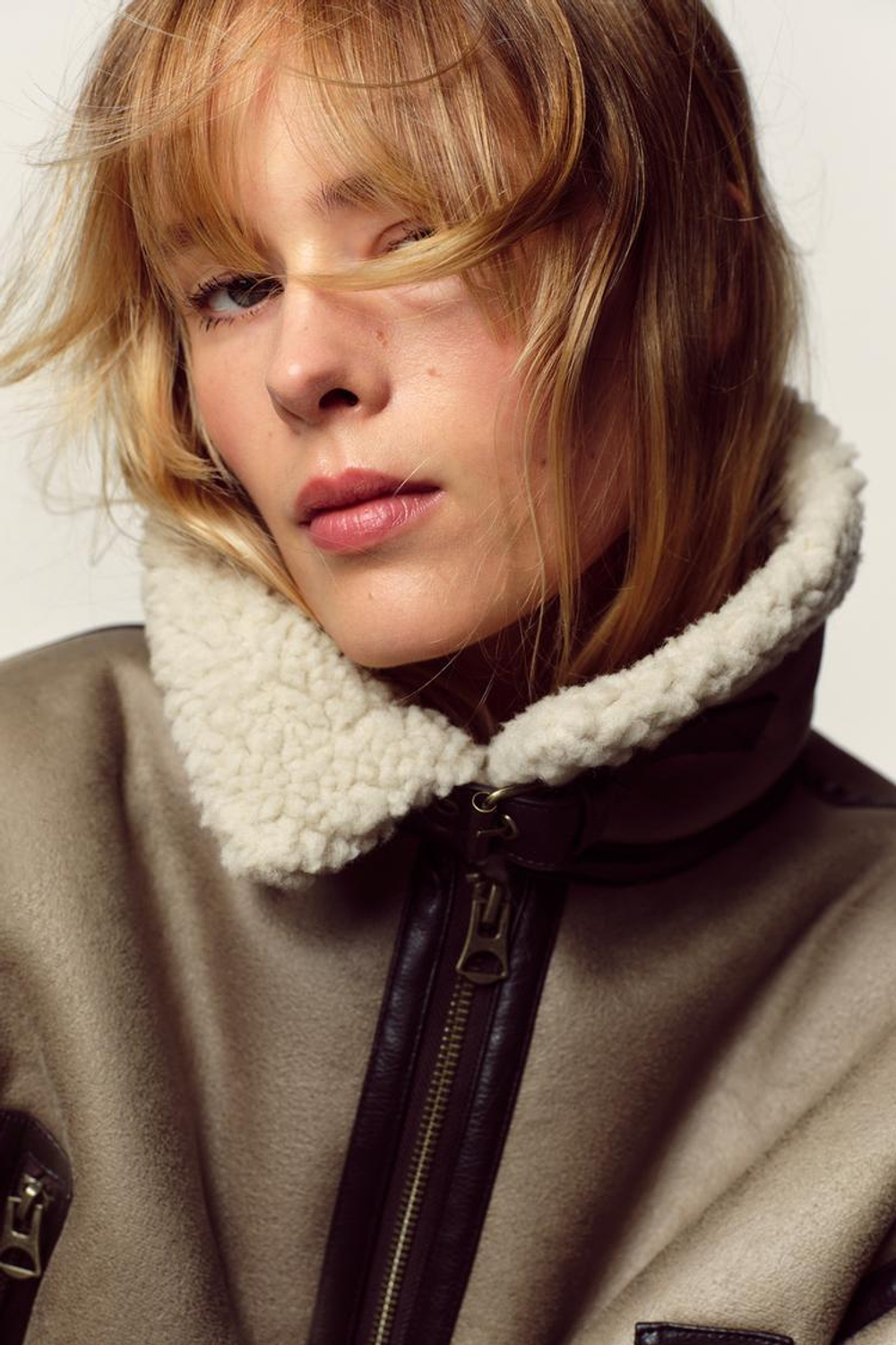 ZARA КОРОТКАЯ КУРТКА-ДУБЛЕНКА, СЕРО-КОРИЧНЕВЫЙ