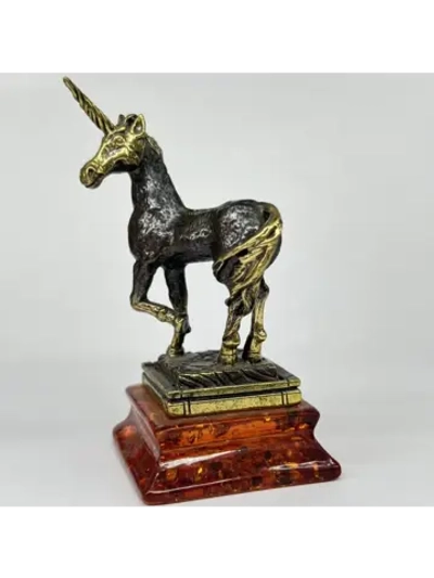 Бронзовая статуэтка на янтаре