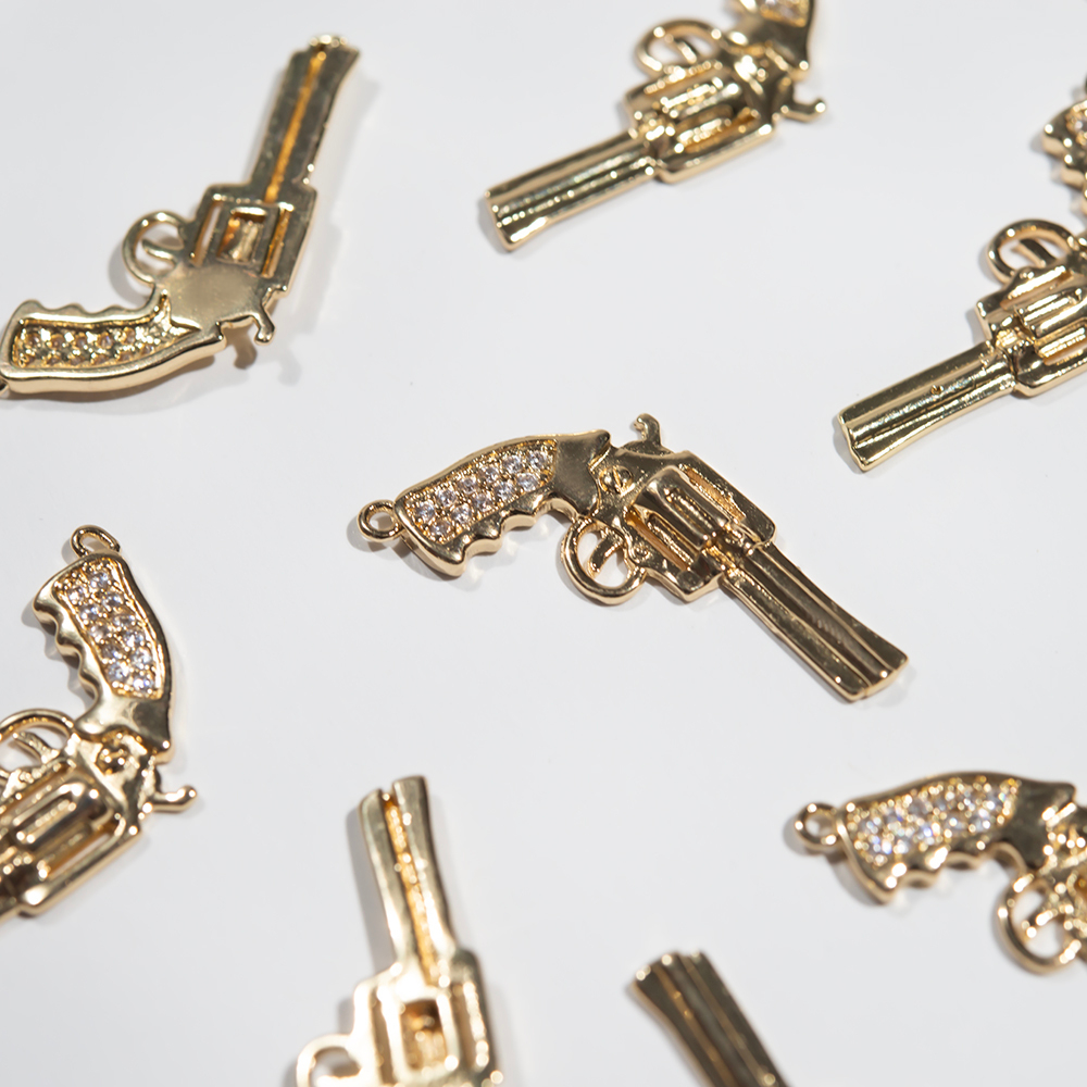 Подвеска "Кольт", 25*17мм, фианиты, позолота