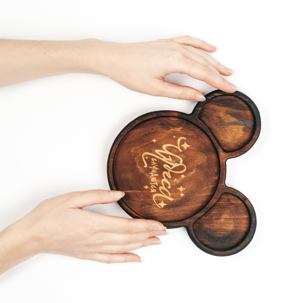 Деревянная менажница из древесины кедра для подачи блюд и закусок с гравировкой "Чудеса случаются"