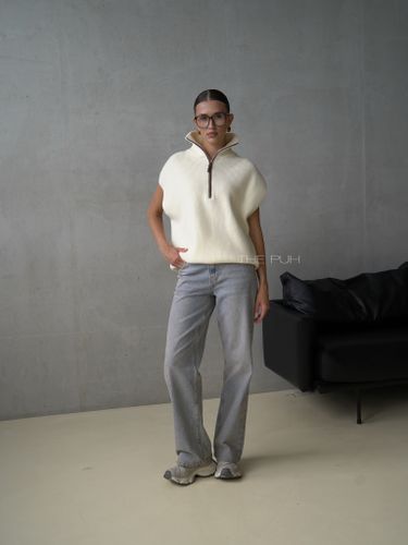 Молочный вязаный жилет на молнии