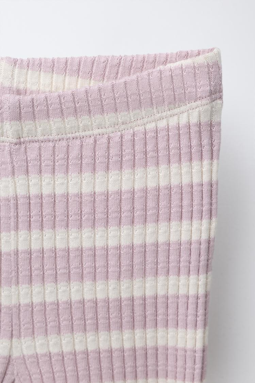 ZARA КОМПЛЕКТ ИЗ ФУТБОЛКИ И РАСКЛЕШЕННЫХ ЛЕГИНСОВ В РУБЧИК В ПОЛОСКУ, СВЕТЛАЯ МАЛЬВА