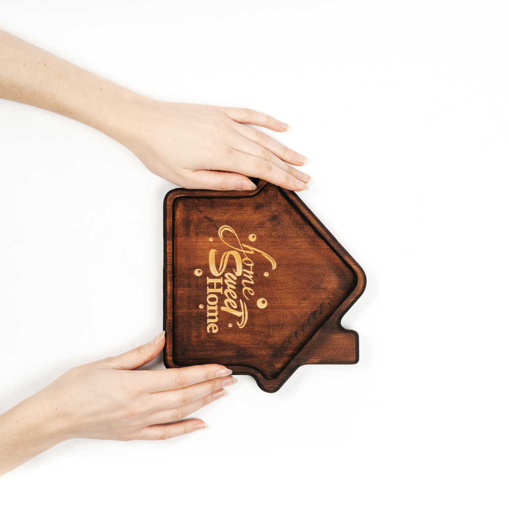 Деревянная менажница из кедра для подачи блюд и закусок с гравировкой "Home, sweet home!"