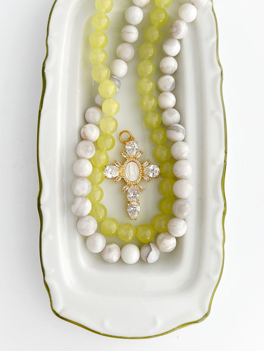 Колье из бусин камня Lime