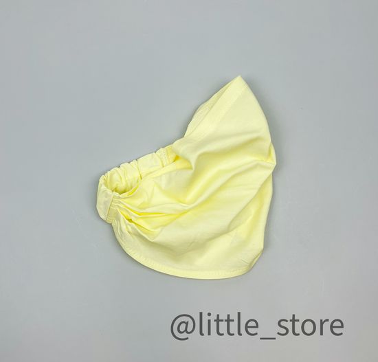 Косынка "Цветные попугайчики" бледно-лимонная