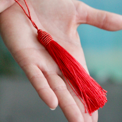 Кисточка подвеска для сердца шелковая красная