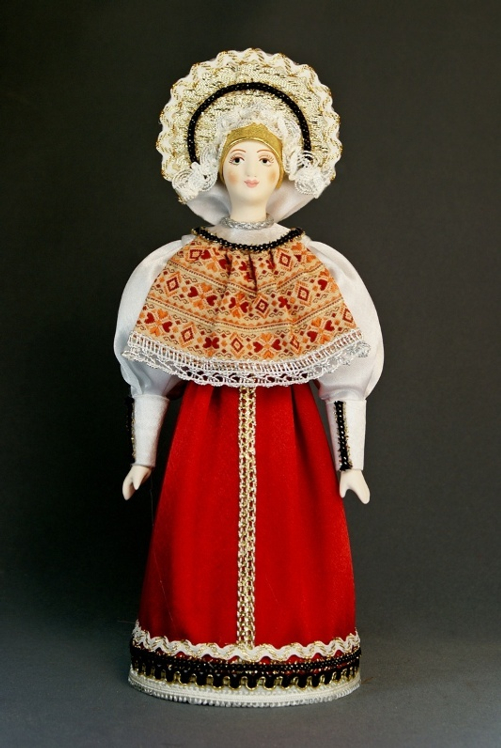 Кукла коллекционная фарфоровая в сарафане, душегрее и кокошнике,19 в. Центральная Россия