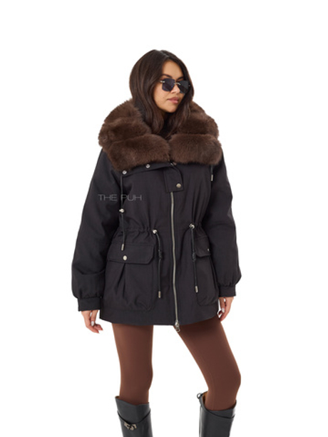 Черная пуховая парка с меховым воротником