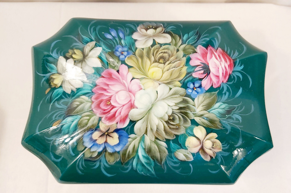 Шкатулка "Цветы на зеленом" с жостовской росписью