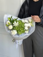 Букет из гортензии, пионов, пионовидной лилии, хризантемы и лизиантуса