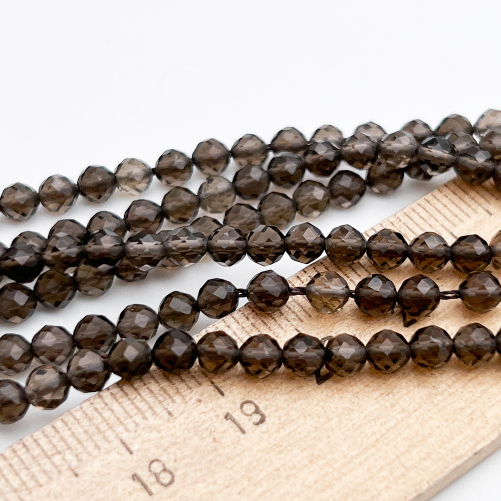 Дымчатый кварц граненый бусины ("Раухтопаз"), диаметр около 4-4,1 мм, цена за отрезок 19 см (1/2 нити)