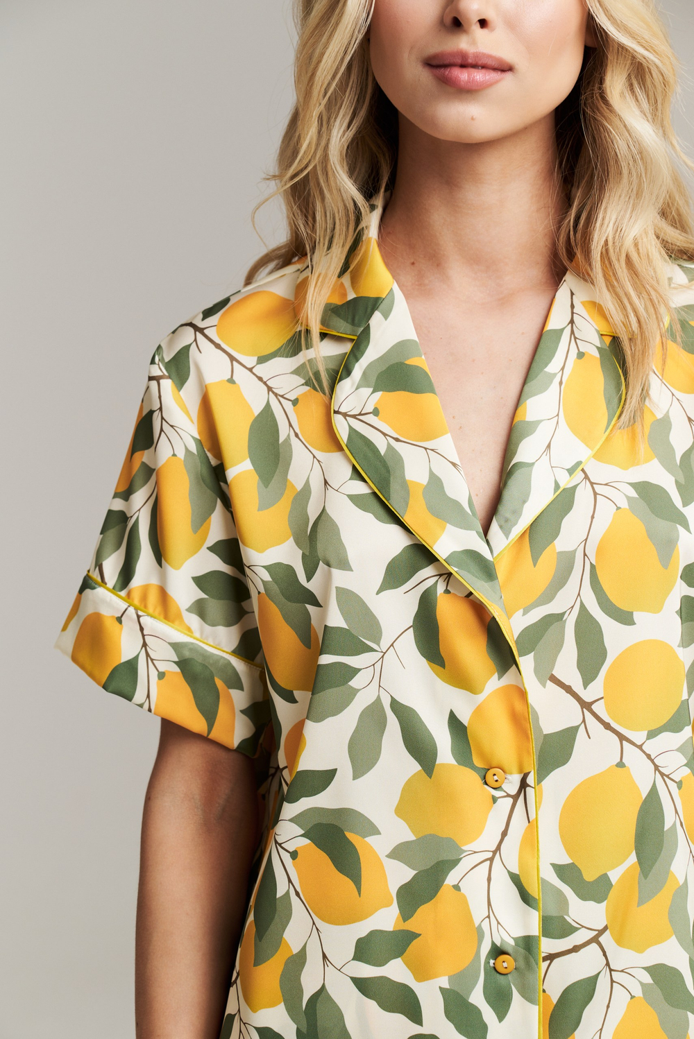 Шелковая блуза с кантом и лимонами