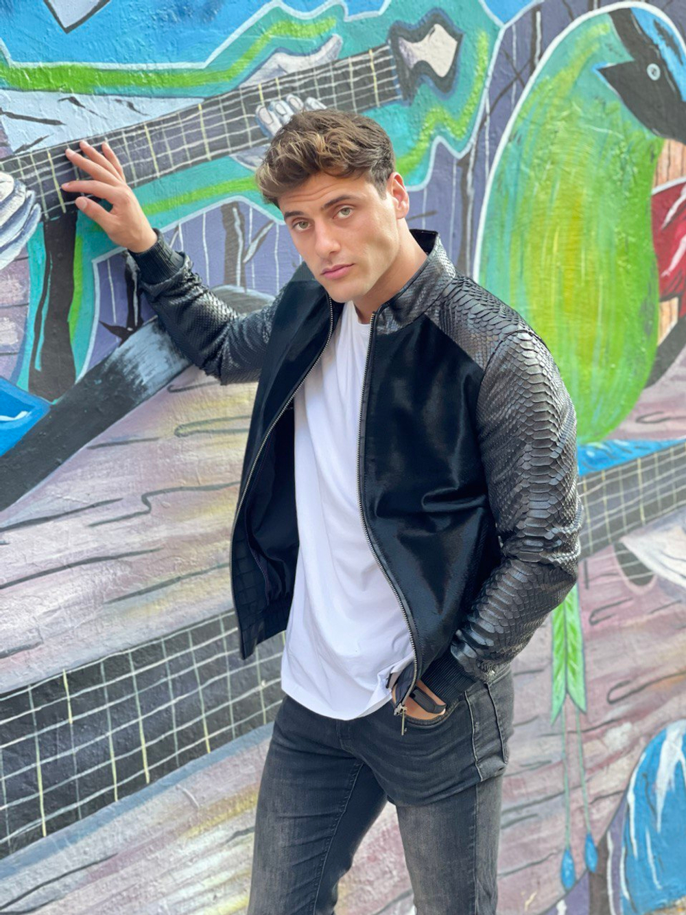 Кожаная куртка со вставками из питона