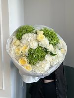 Гранд-букет из гортензий, кустовых пионовидных роз, ромашки и альстромерии