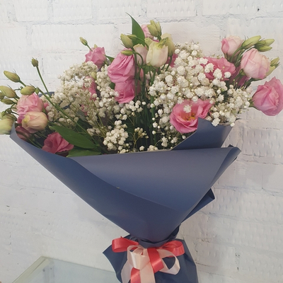 Нежный букет из эустомы и гипсофилы "Бело-розовая тучка"