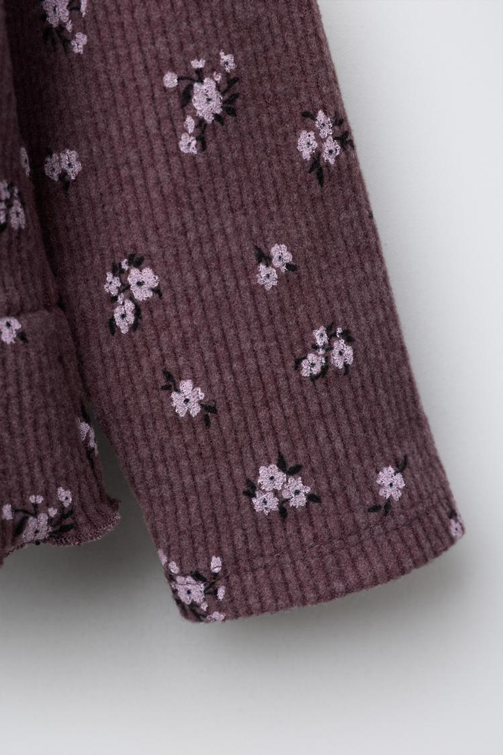 ZARA ФУТБОЛКА С ПРИНТОМ И ОБОРКОЙ ИЗ МЯГКОЙ ТКАНИ, ГРАНАТОВЫЙ