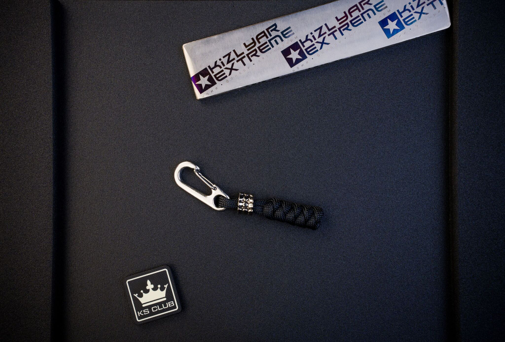 Короткий брелок с карабином