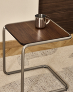 Приставной столик Tarsel из орехового шпона и стали