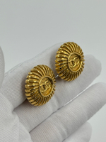 Клипсы с лого Chanel