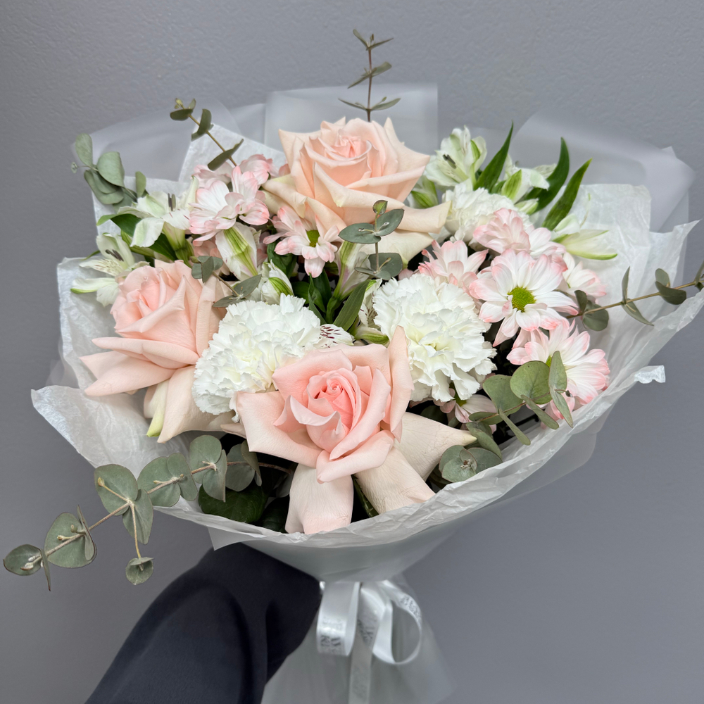 Букет из французской роз, альстромерии, диантусов и ромашек с эвкалиптом