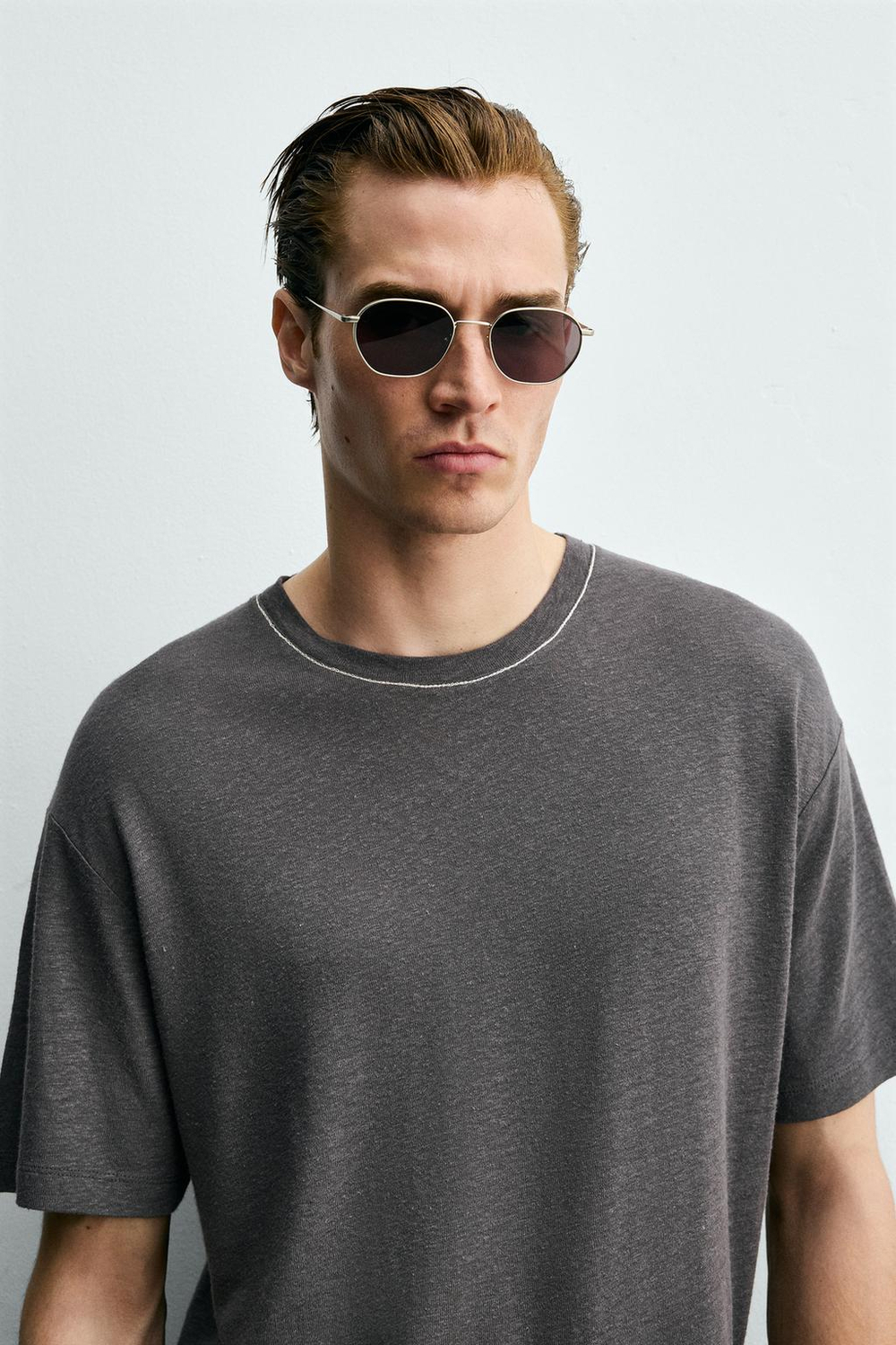 ZARA ФУТБОЛКА ИЗ ЛЬНА И ВИСКОЗЫ, ТЕМНО-СЕРЫЙ