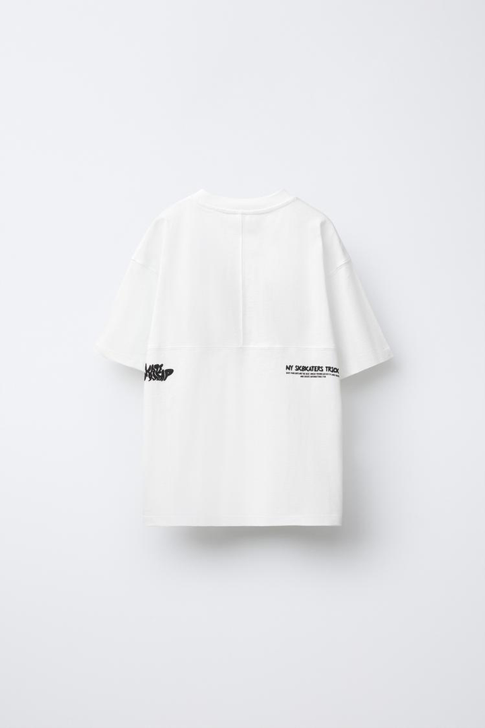 ZARA ФУТБОЛКА С ПРИНТОМ «ГРАФФИТИ» И НАШИВКОЙ, ЖЕЛТОВАТО-БЕЛЫЙ