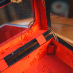 Лаковая шкатулка с инкрустацией и бархатной отделкой