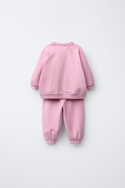 ZARA КОМПЛЕКТ ИЗ ТОЛСТОВКИ И БРЮК-ДЖОГГЕРОВ С МАХРОВОЙ ВЫШИВКОЙ, РОЗОВЫЙ