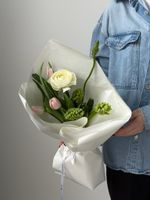 Букет из орнитогалума, ранункулюса и тюльпанов