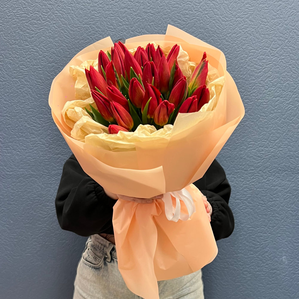 Букет свежих красных тюльпанов