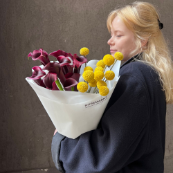 Авторский букет «Вечеринка художников» тёмные каллы и жёлтая краспедия/ Цветы/ букет от RoseMarkt