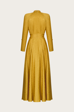ПЛАТЬЕ ИЗ ГОРЧИЧНОГО ШЕЛКОВОГО ЖАККАРДА
