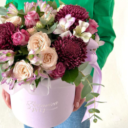 Шляпная коробка с хризантемой, кустовой розой и альстромерией.