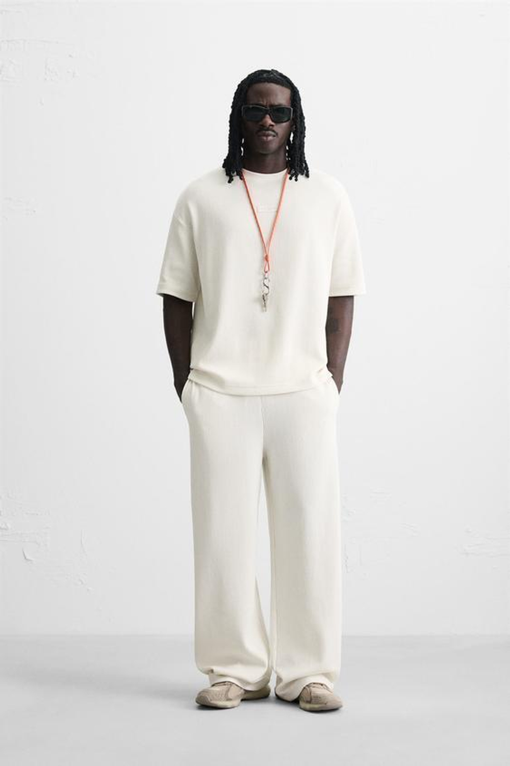 ZARA БРЮКИ-ДЖОГГЕРЫ С ВЕРТИКАЛЬНОЙ ТЕКСТУРОЙ, ЖЕЛТОВАТО-БЕЛЫЙ