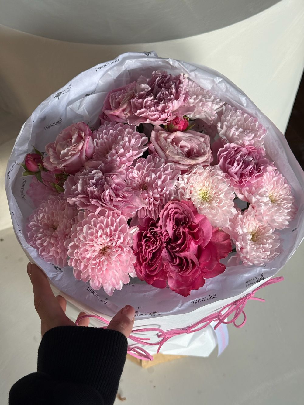 Букет из кустовых пионовидных роз, одноголовой розы, диантусов и хризантемы в розовом оттенке