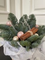 Композиция из ели с новогодними игрушками