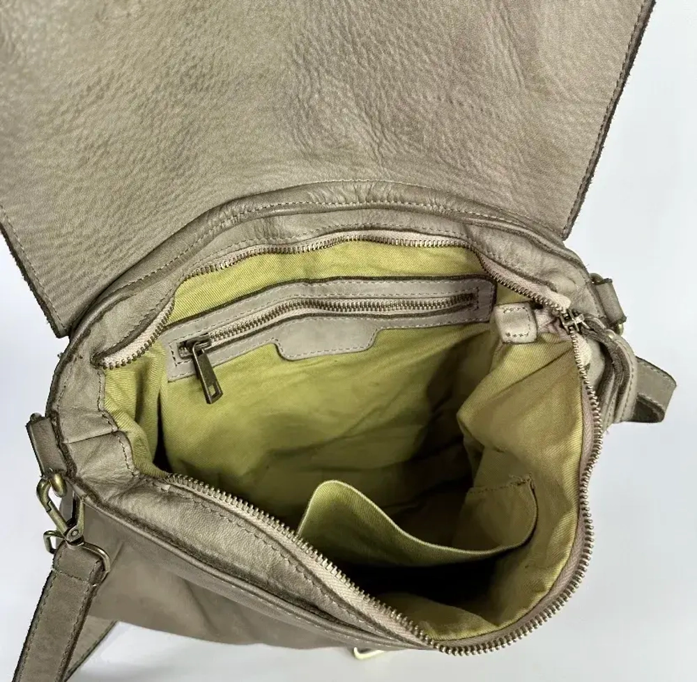 Женская наплечная сумка из натуральной винтажной кожи бежевого цвета