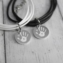 Парные кожаные браслеты-шнуры c монеткой с гравировкой на заказ