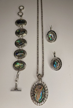 Комплект бижутерии. Подвеска, серьги, браслет с перламутровыми вставками "Перламутр" Форма "Овал"