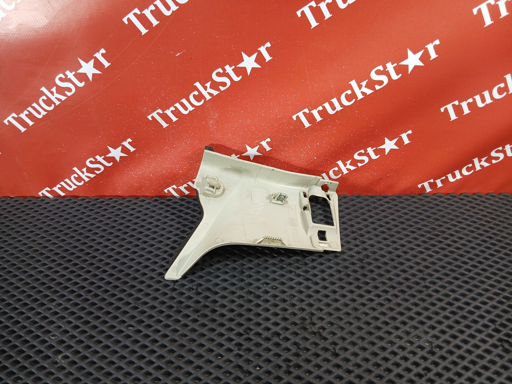 Накладка задней стойки правая