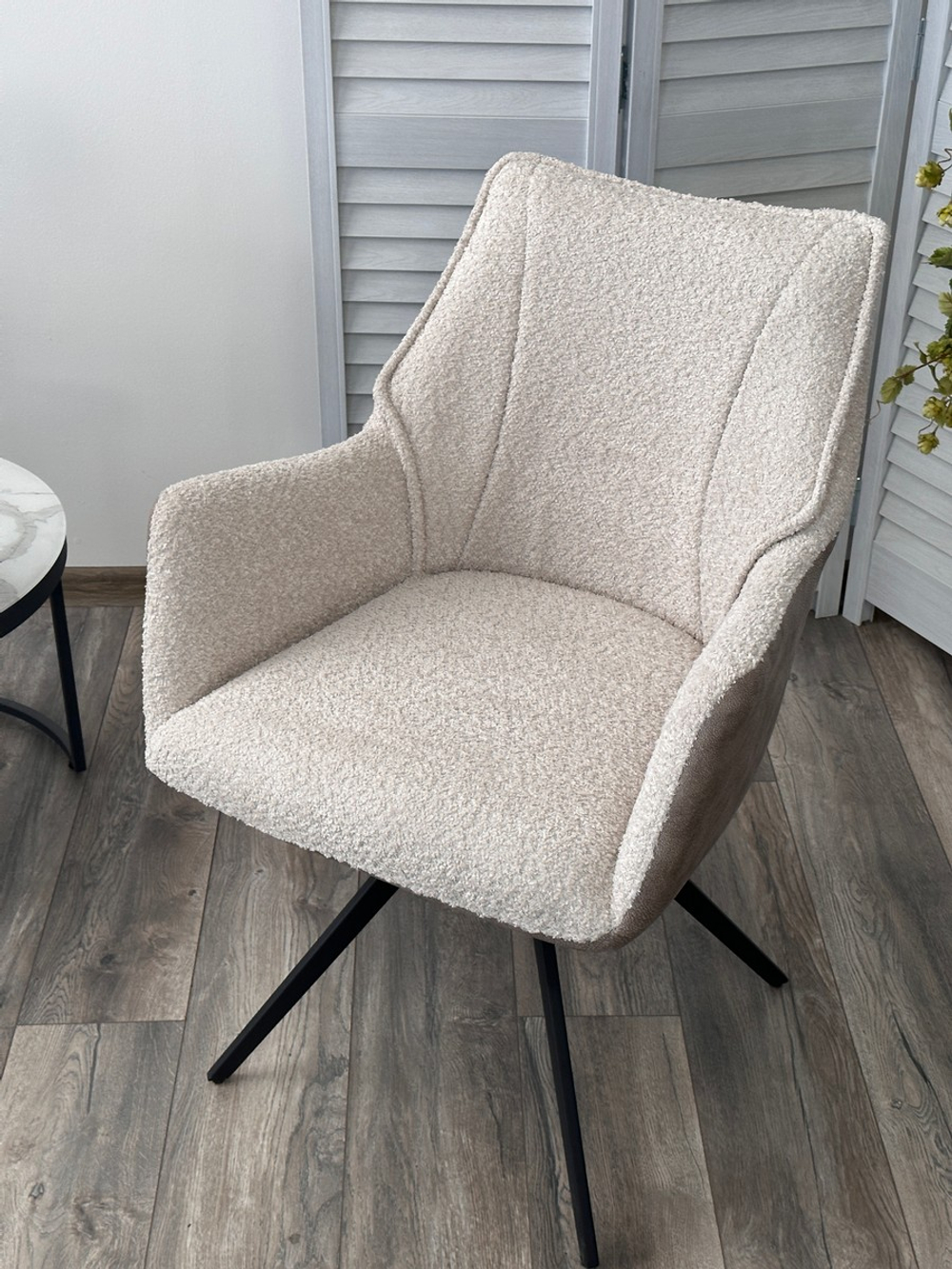 Стул М-City DISAUR Бревис (Brevis) поворотный на 180 градусов, 841-02 Бежевый, букле, 101 Бежевый, ткань, Черный