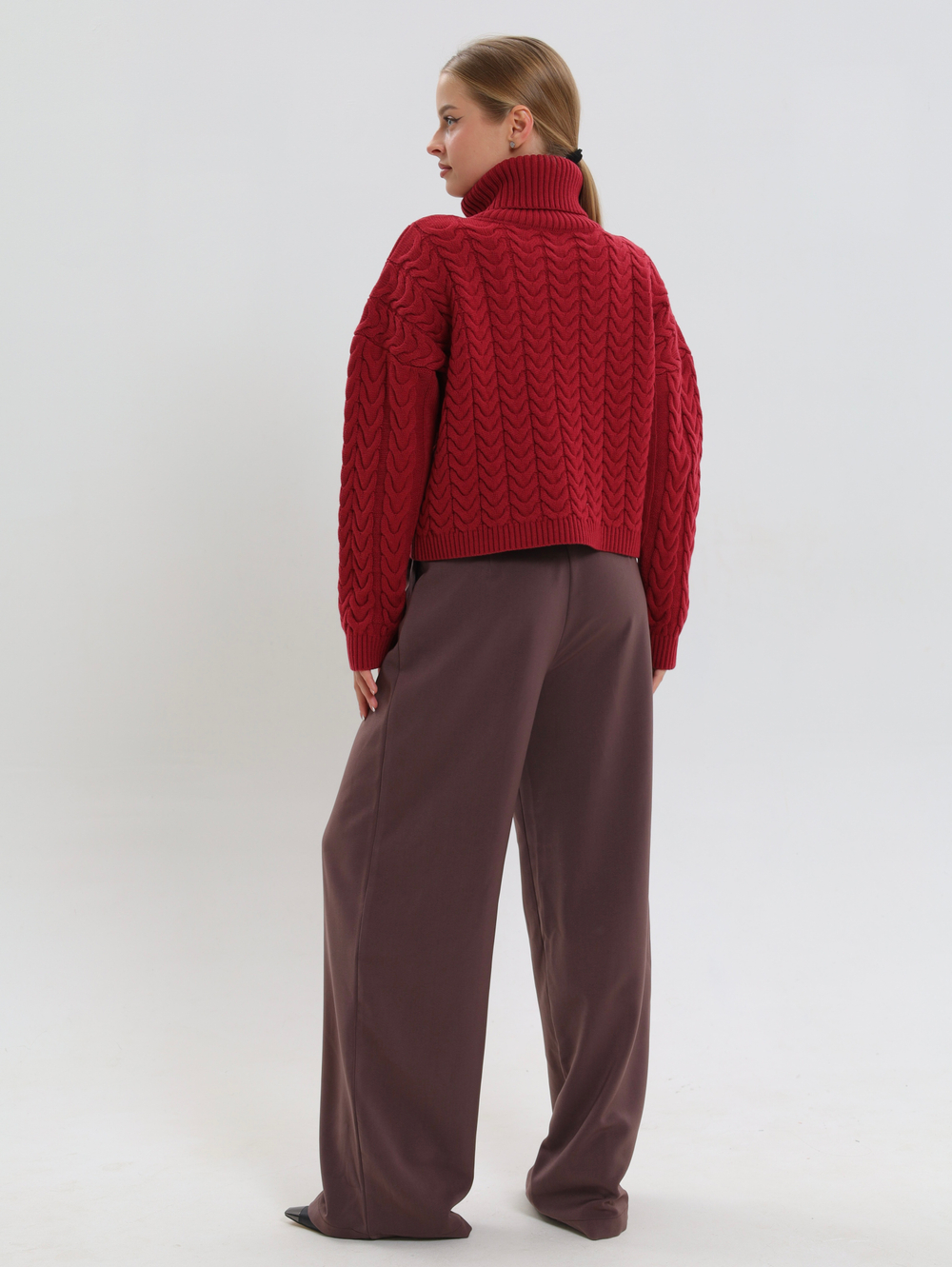 Вязаный свитер с высоким горлом